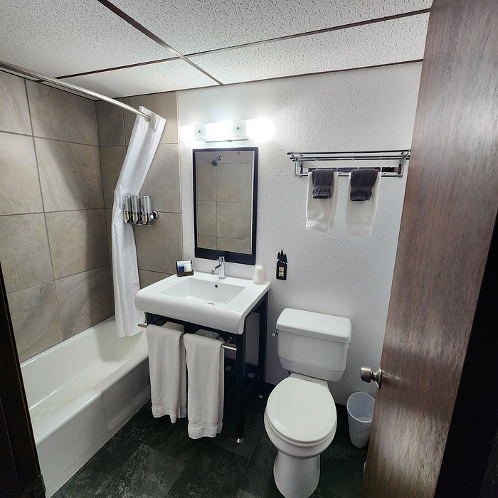 The Carter Inn — Bathroom
