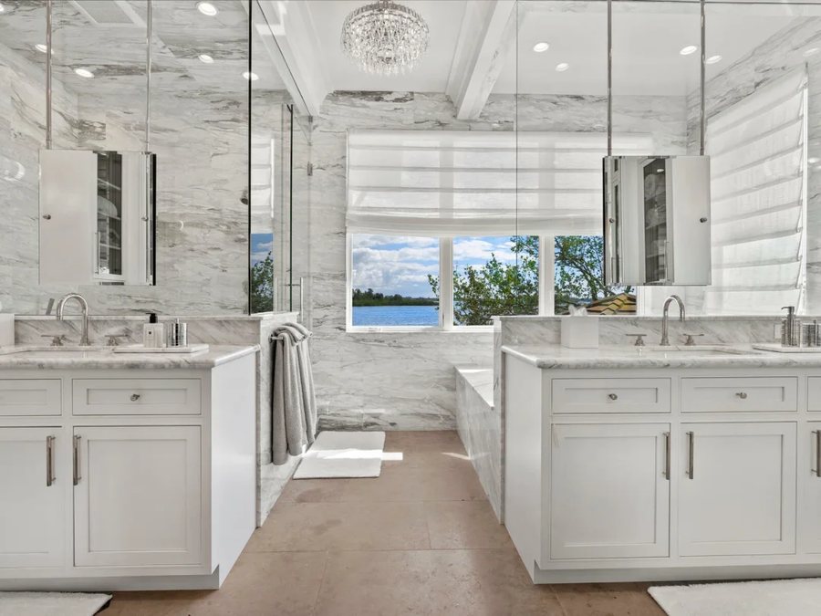 The Casa Blanca — Bathroom