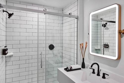 The Casso Raleigh a Tribute Portfolio Hotel — Bathroom