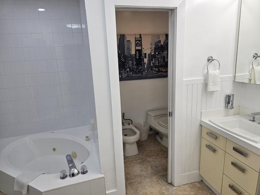 The Castle Apartments Miami Beach Florida — Bathroom