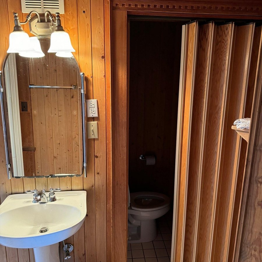 The Castle Inn at Silver Lake — Bathroom