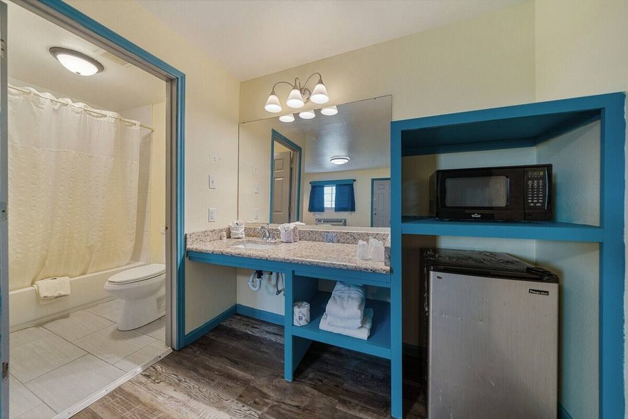 The Catalina Motel — Bathroom