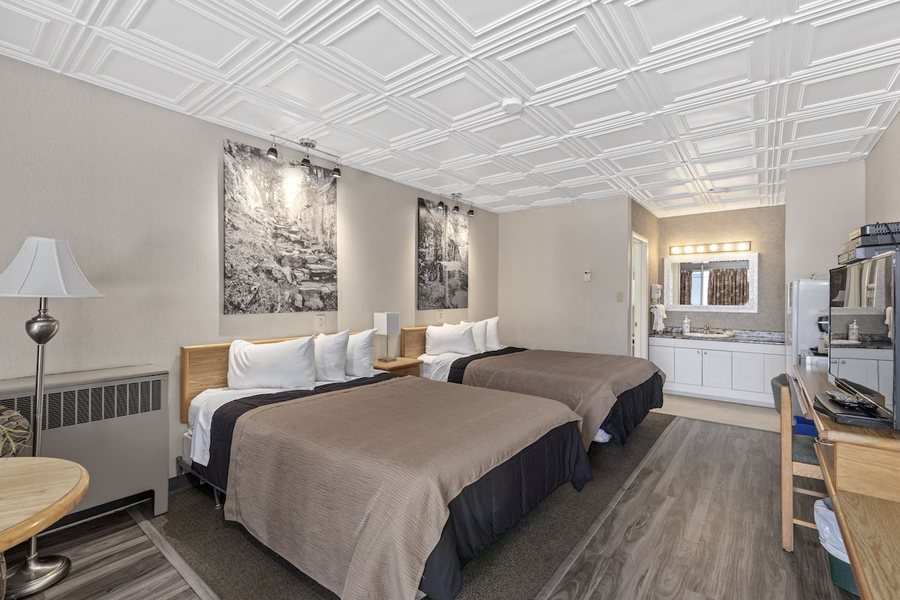 The Catalina Motel — Guest room