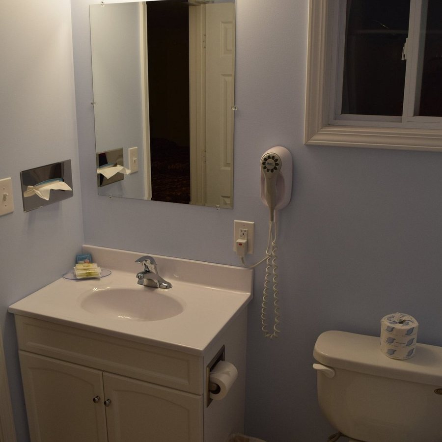 The Cedars Motel — Bathroom