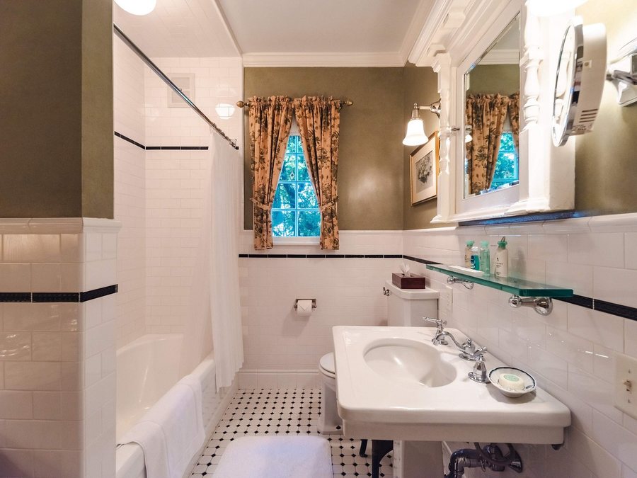 The Charlotte Inn — Bathroom
