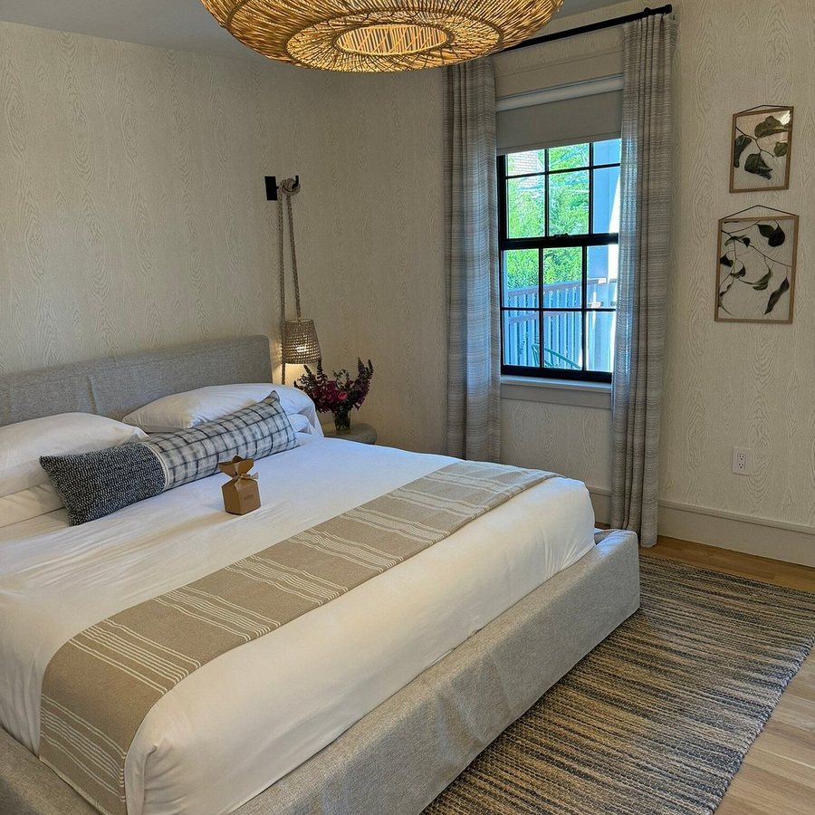 The Charlotte Inn — Guest room