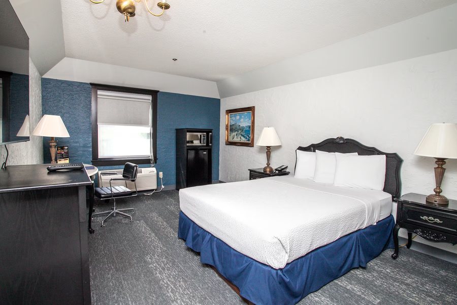 The Chateau Hotel And Conference Center — Guest room