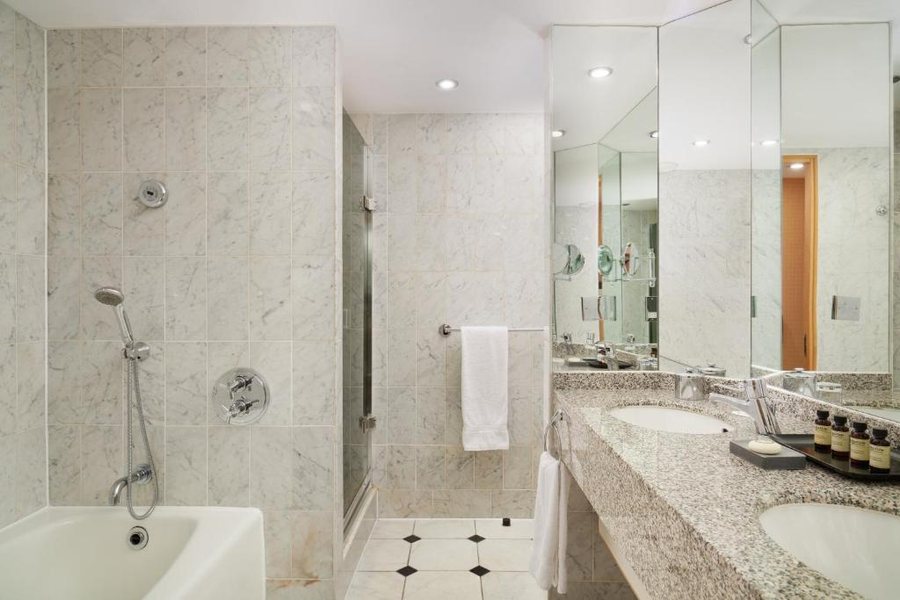 The Chelsea Harbour Hotel Spa London England — Bathroom