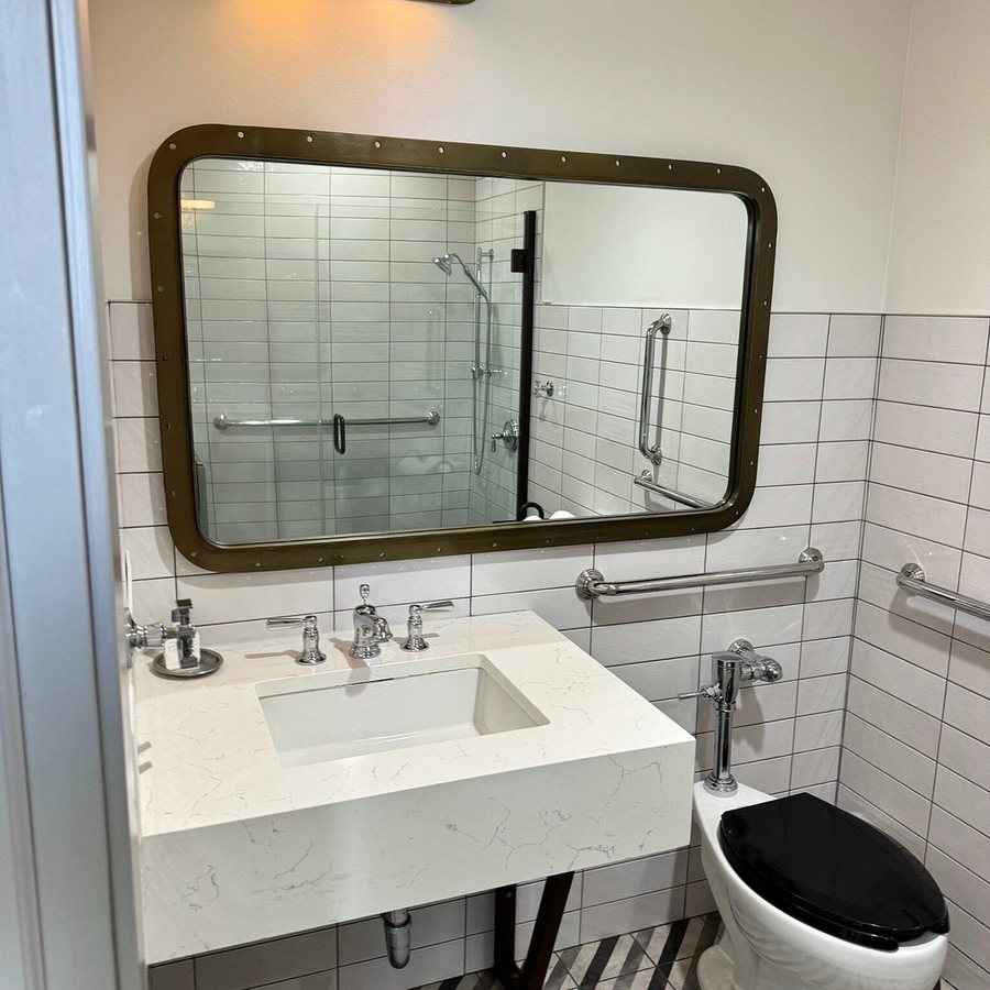 The Chicago Hotel Collection River North — Bathroom
