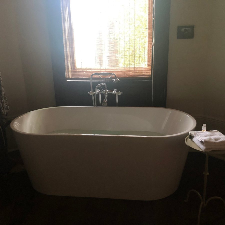 The Chloe — Bathroom