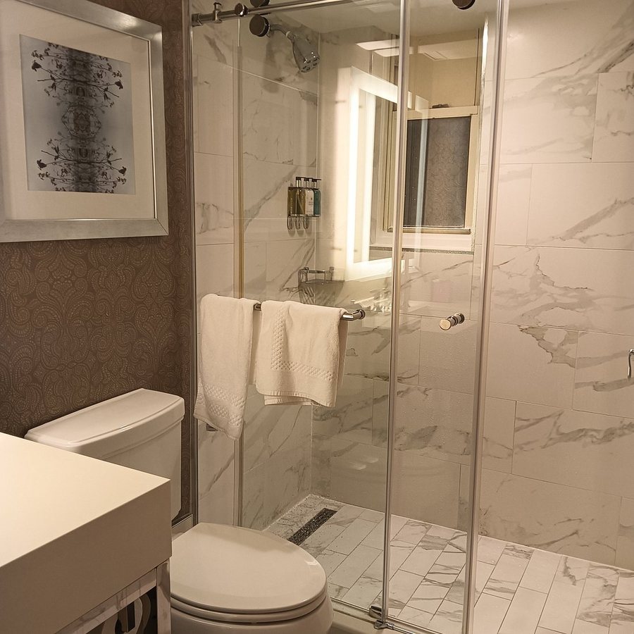 The Churchill Hotel Near Embassy Row — Bathroom
