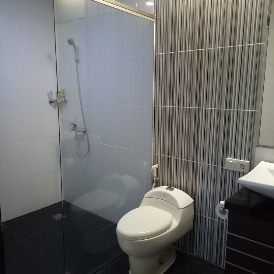 The City Hotel — Bathroom