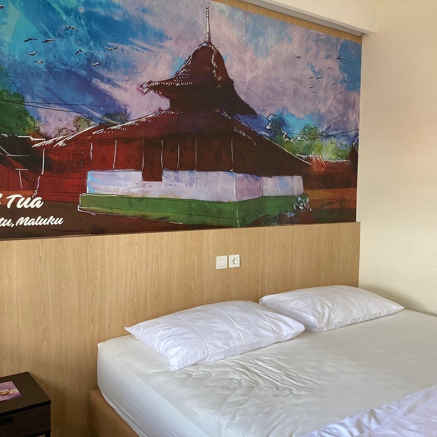 The City Hotel — Guest room