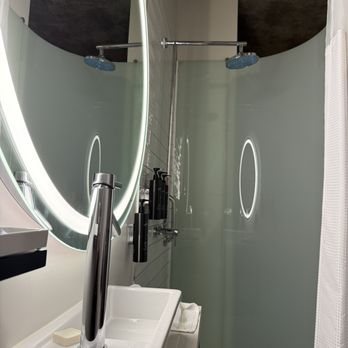 The Clara Hotel Plano Tapestry Collection by Hilton — Bathroom