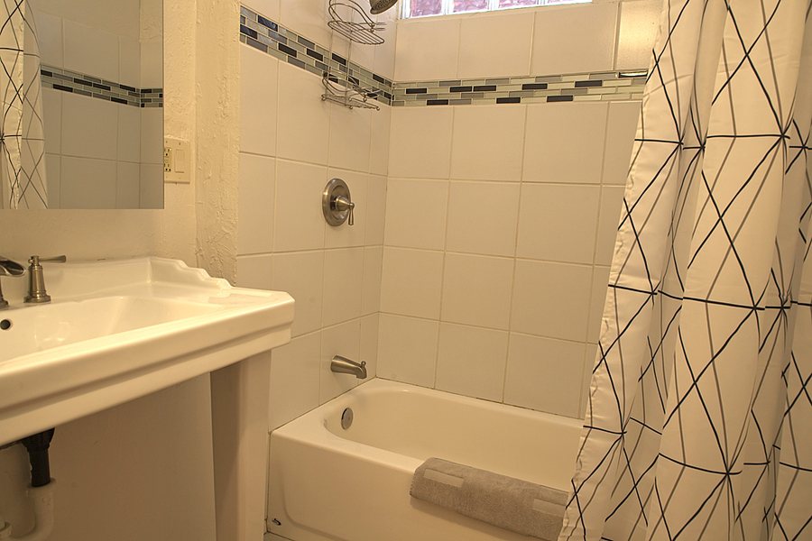The Clarkdale Lodge — Bathroom