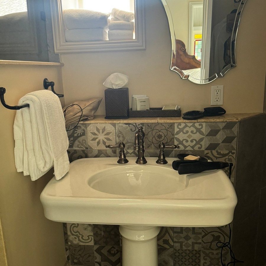 The Collector Luxury Inn Gardens — Bathroom