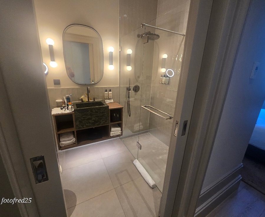 The College Hotel Amsterdam Autograph Collection — Bathroom