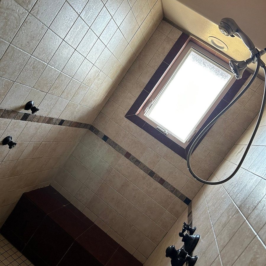 The Collins Inn and Seaside Cottages — Bathroom