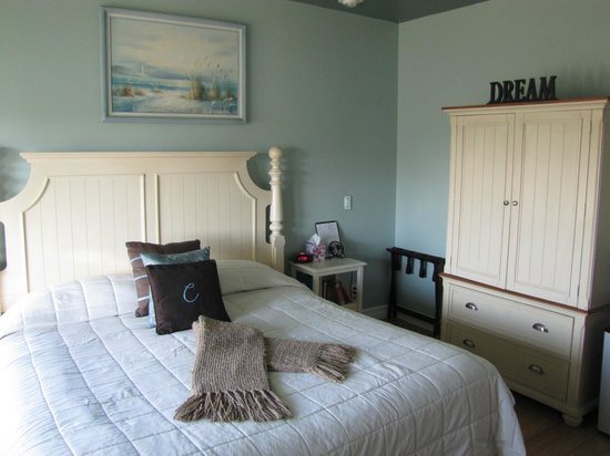 The Collins Inn and Seaside Cottages — Guest room