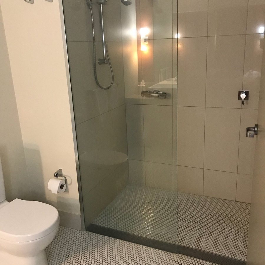 The Colmslie Hotel — Bathroom