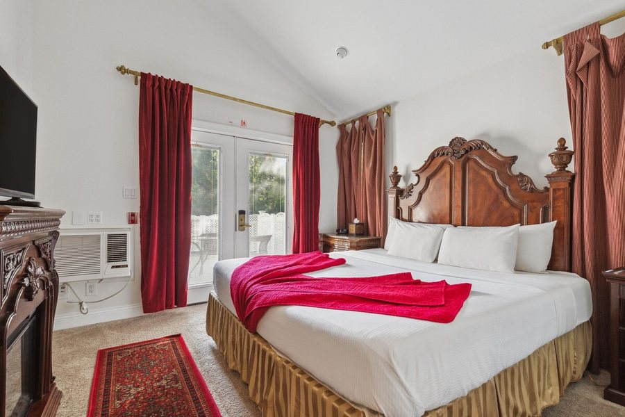The Columbia Inn At Peralynna — Guest room