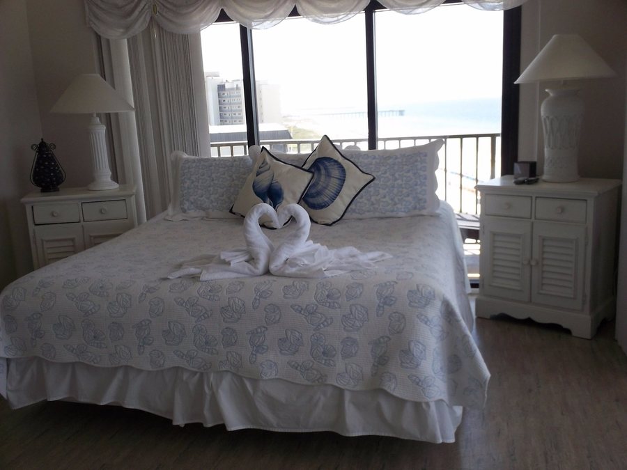 The Commodore — Guest room