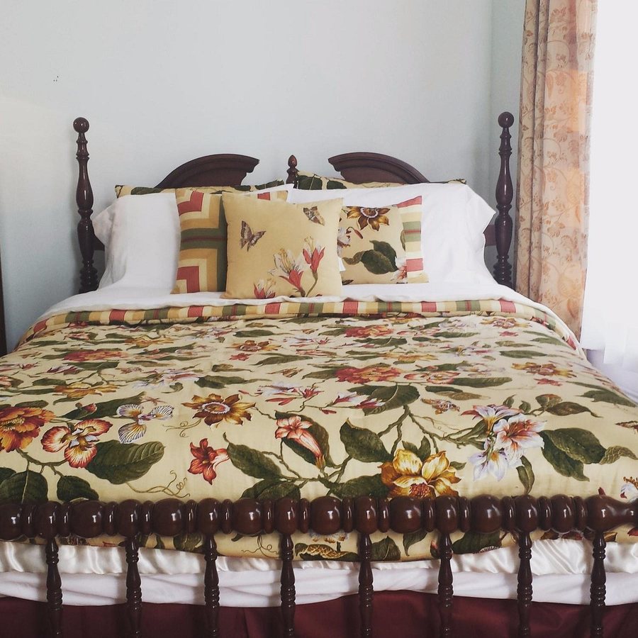 The Confederate House — Guest room
