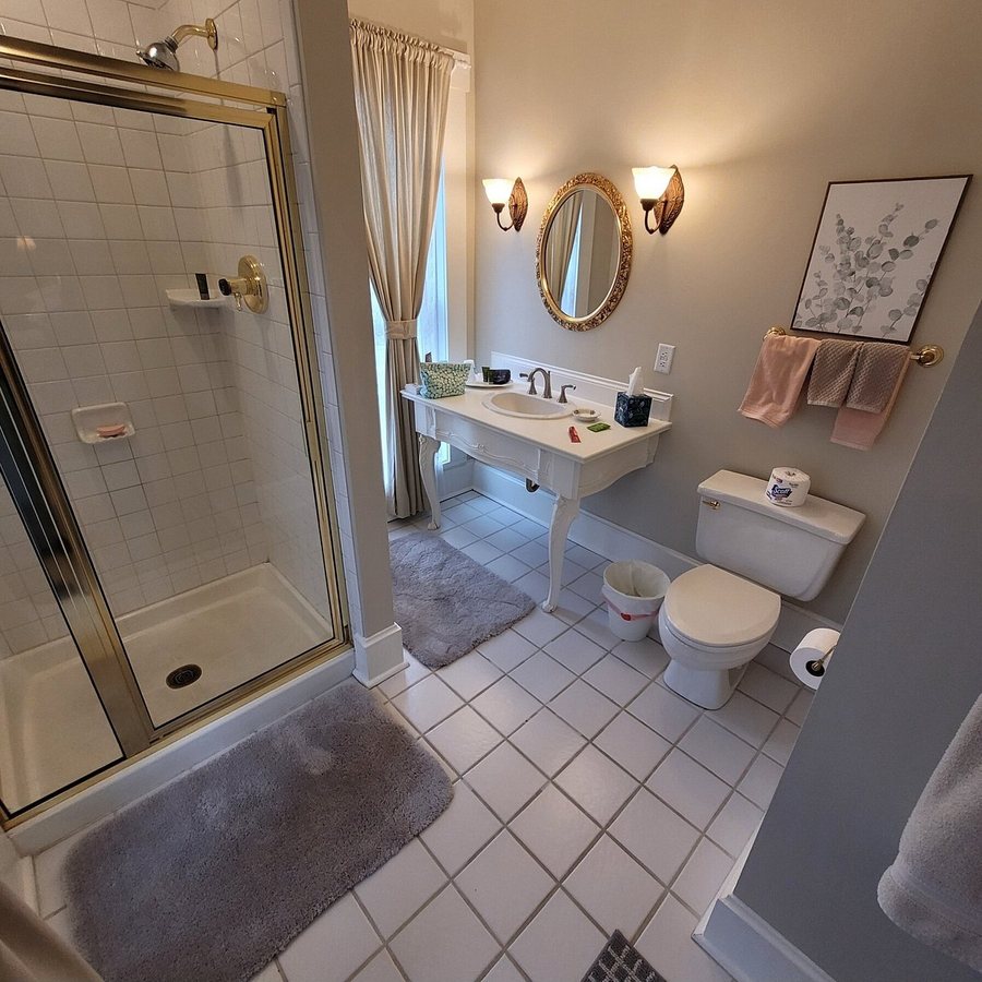 The Conner House Bed and Breakfast — Bathroom