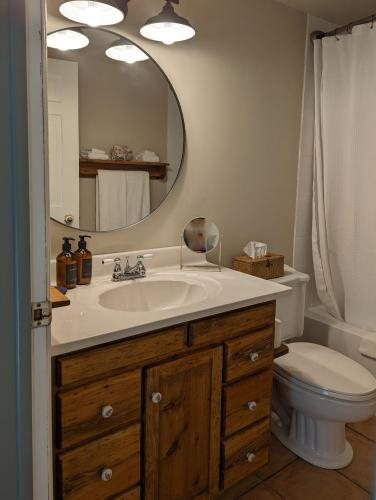 The Cooper s Inn — Bathroom