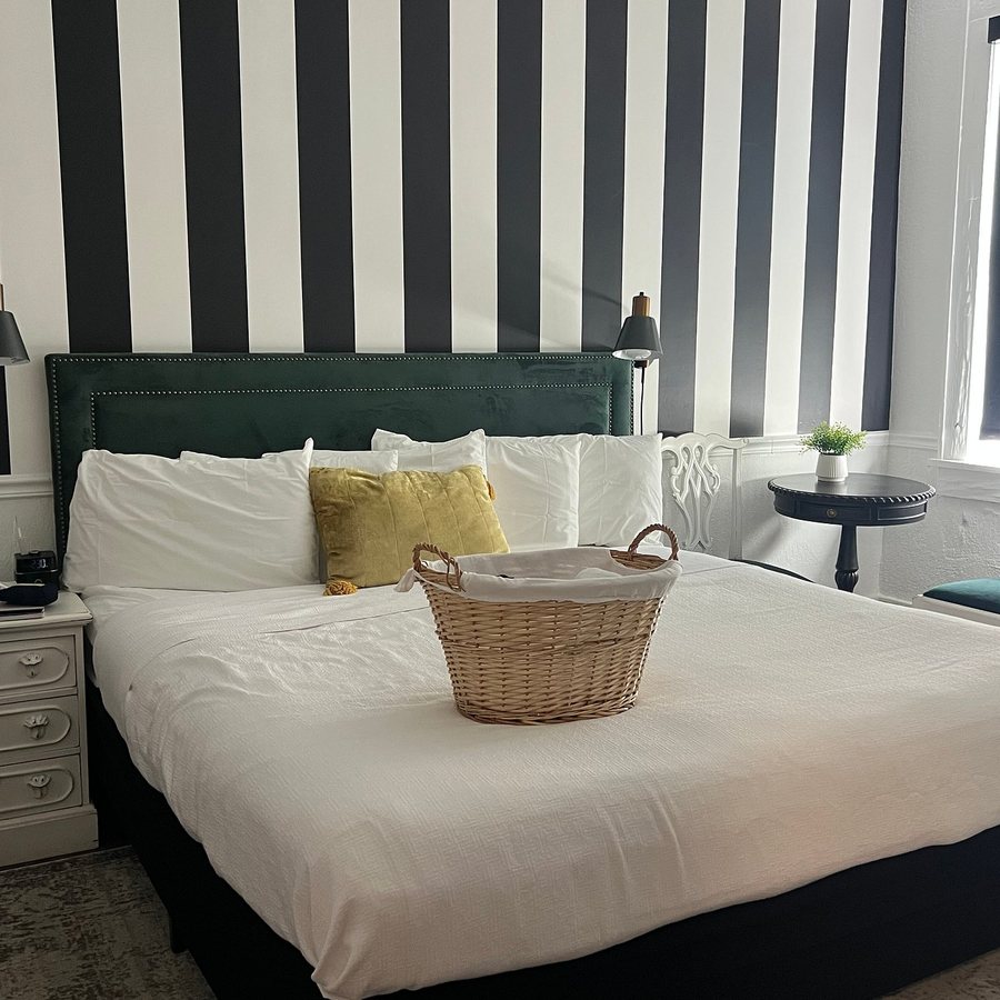 The Cordova Inn — Guest room
