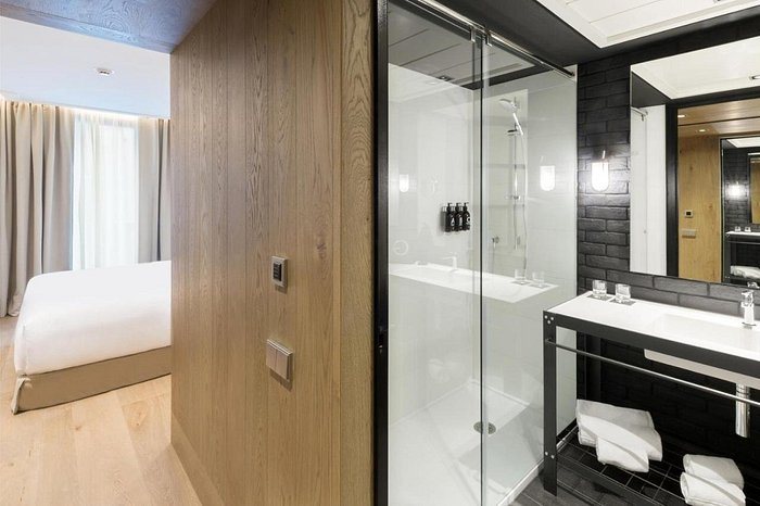 The Corner Hotel Barcelona Catalonia — Bathroom