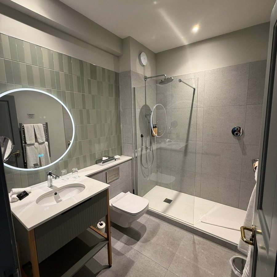 The Cottages Hotel — Bathroom
