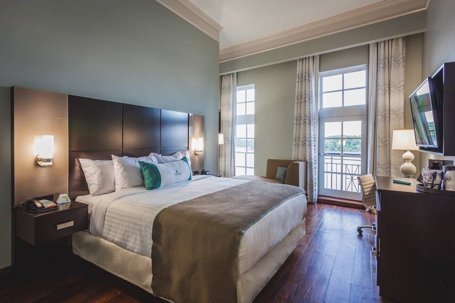 The Cotton Sail Hotel Savannah Tapestry Collection By Hilton — Guest room