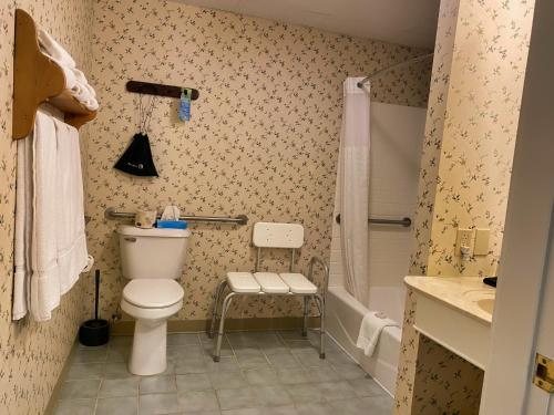 The Country Inn at Camden Rockport — Bathroom