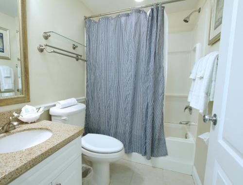 The Cove at Yarmouth Resort — Bathroom