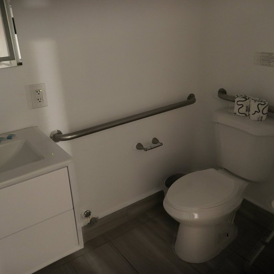 The Cove By Renzzi Miami Beach Florida — Bathroom