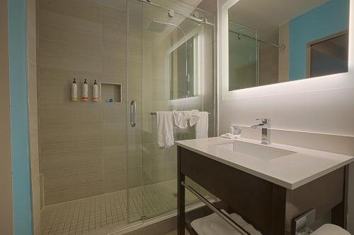 The Cove Hotel — Bathroom