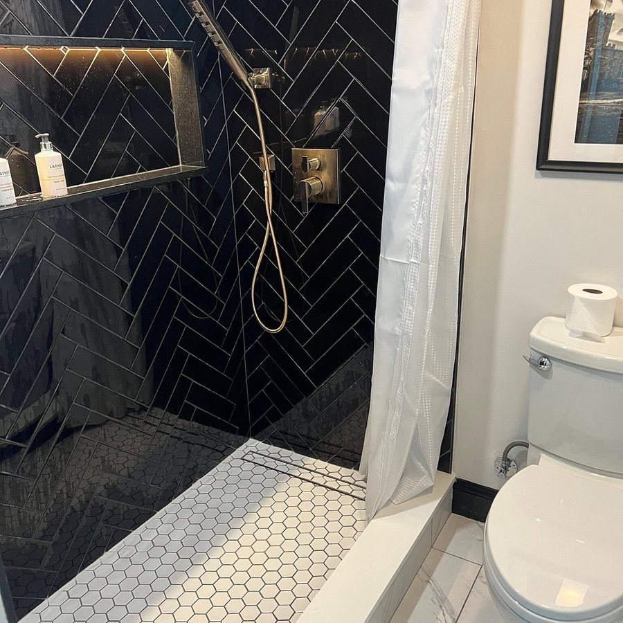 The Cove Hotel — Bathroom