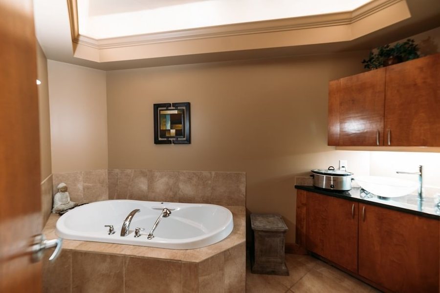 The Cove Lakeside Resort — Bathroom
