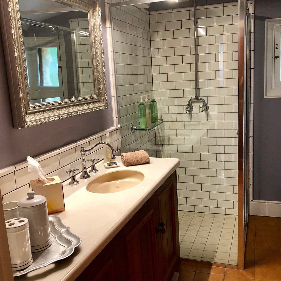 The Crafers Hotel — Bathroom