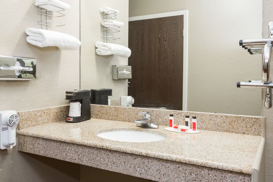 The Crest Motel Sterling Colorado — Bathroom