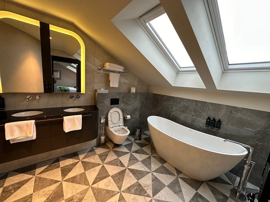 The Crown Krakow Handwritten Collection — Bathroom