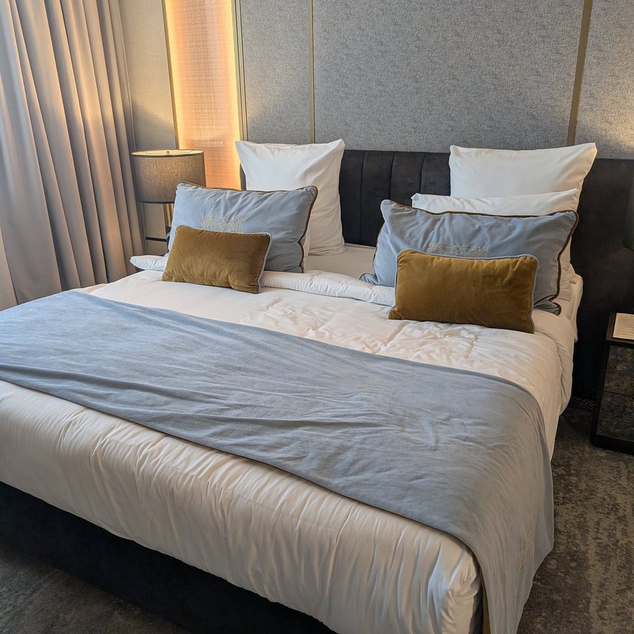 The Crown Krakow Handwritten Collection — Guest room