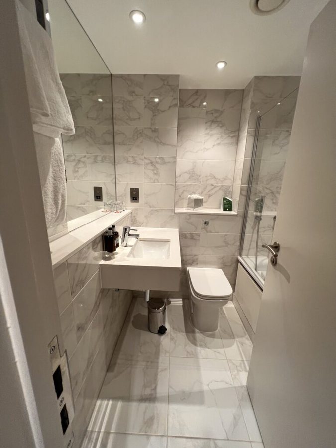 The Cumberland Hotel — Bathroom