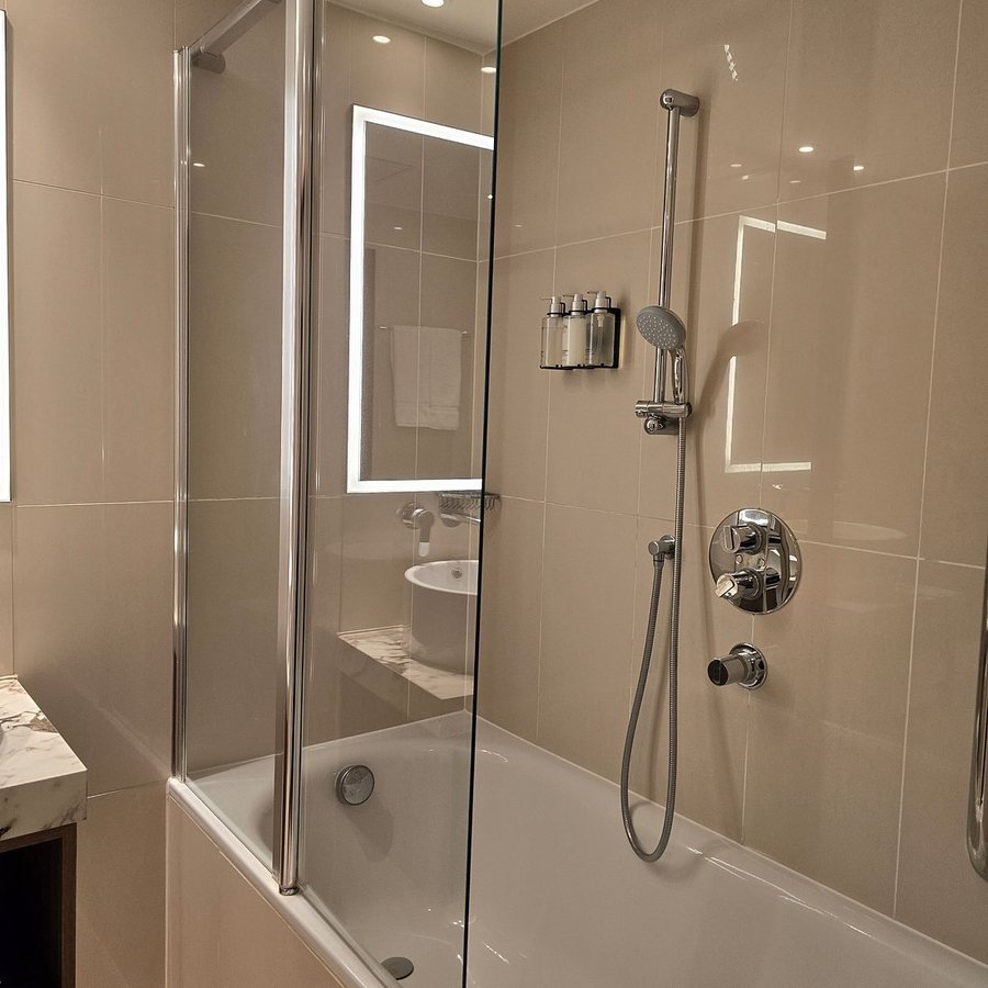 The Cura Hotel Kensington London a Tribute Portfolio Hotel — Bathroom
