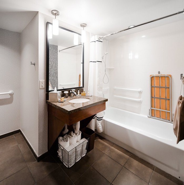 The Curtis Denver a DoubleTree by Hilton Hotel — Bathroom