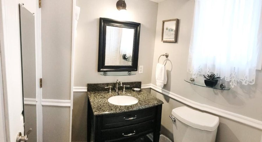 The Dahlonega Square Hotel — Bathroom