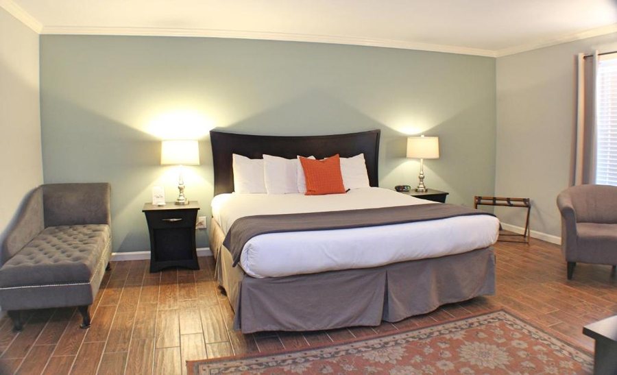 The Dahlonega Square Hotel — Guest room