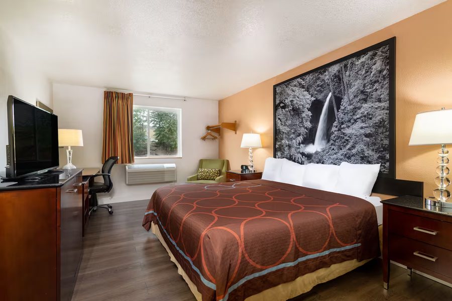 The Dalles Inn — Guest room