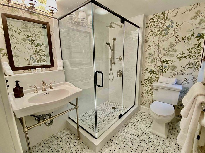 The Daniels House Inn — Bathroom